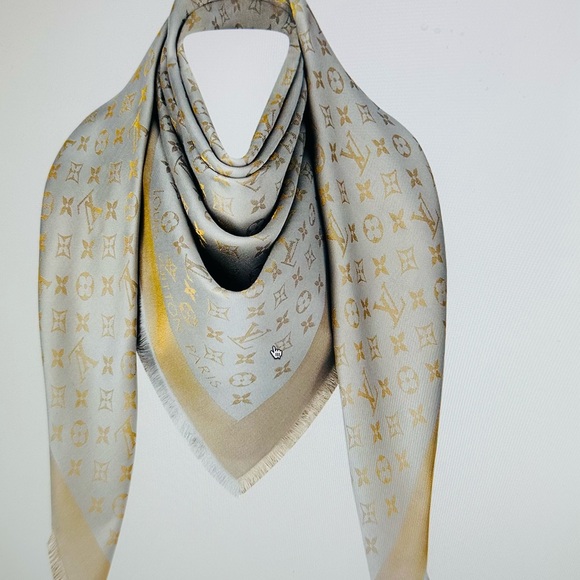 Louis Vuitton Monogram Shine Shawl - Picture 8 of 8
